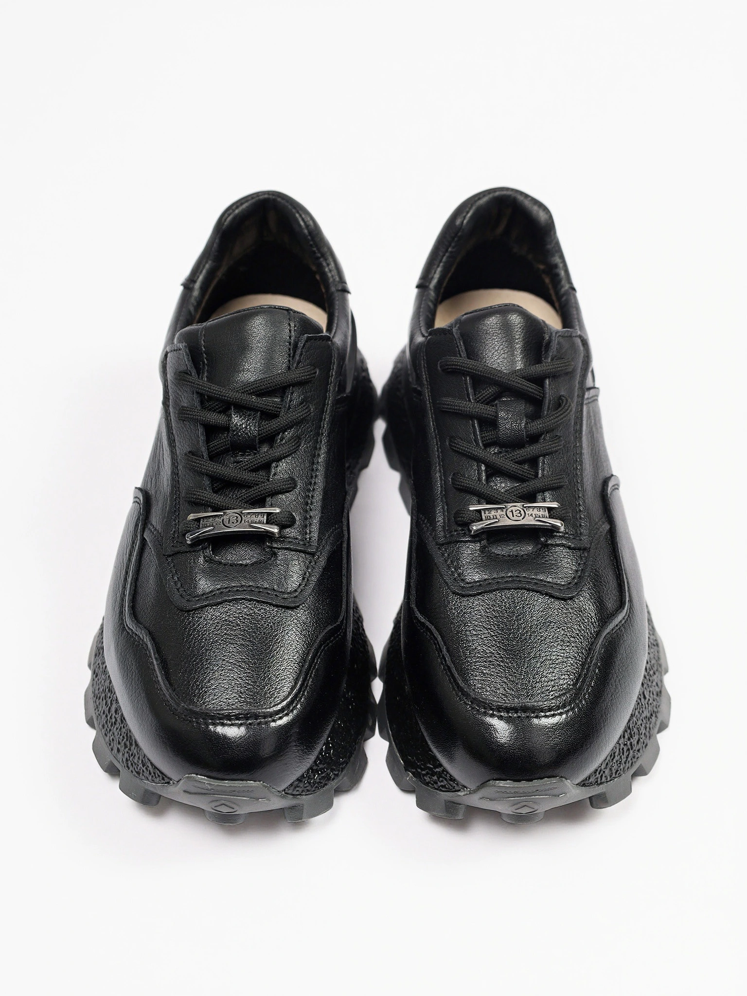 Кроссовки черного цвета с пряжкой на рельефной подошве 